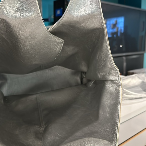 Reversible handbag with gold on one side and silver on the other - Picture 3 of 14